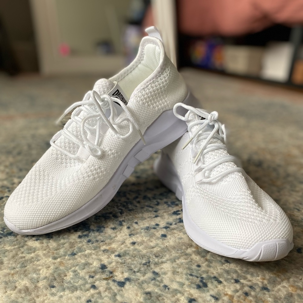 Women’s tennis shoes